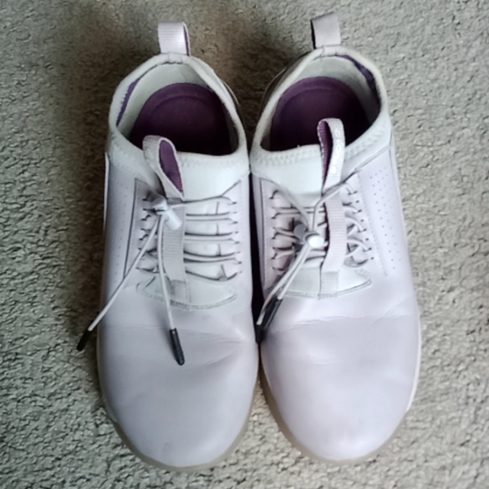 CLOVE nurse sneakers sz 8.5